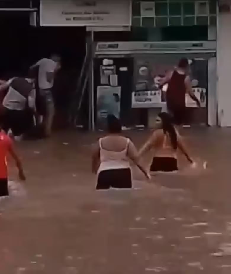 Inundación en Corrientes. Con el agua hasta las rodillas, un grupo de vecinos saqueó una farmacia. (Captura de video)