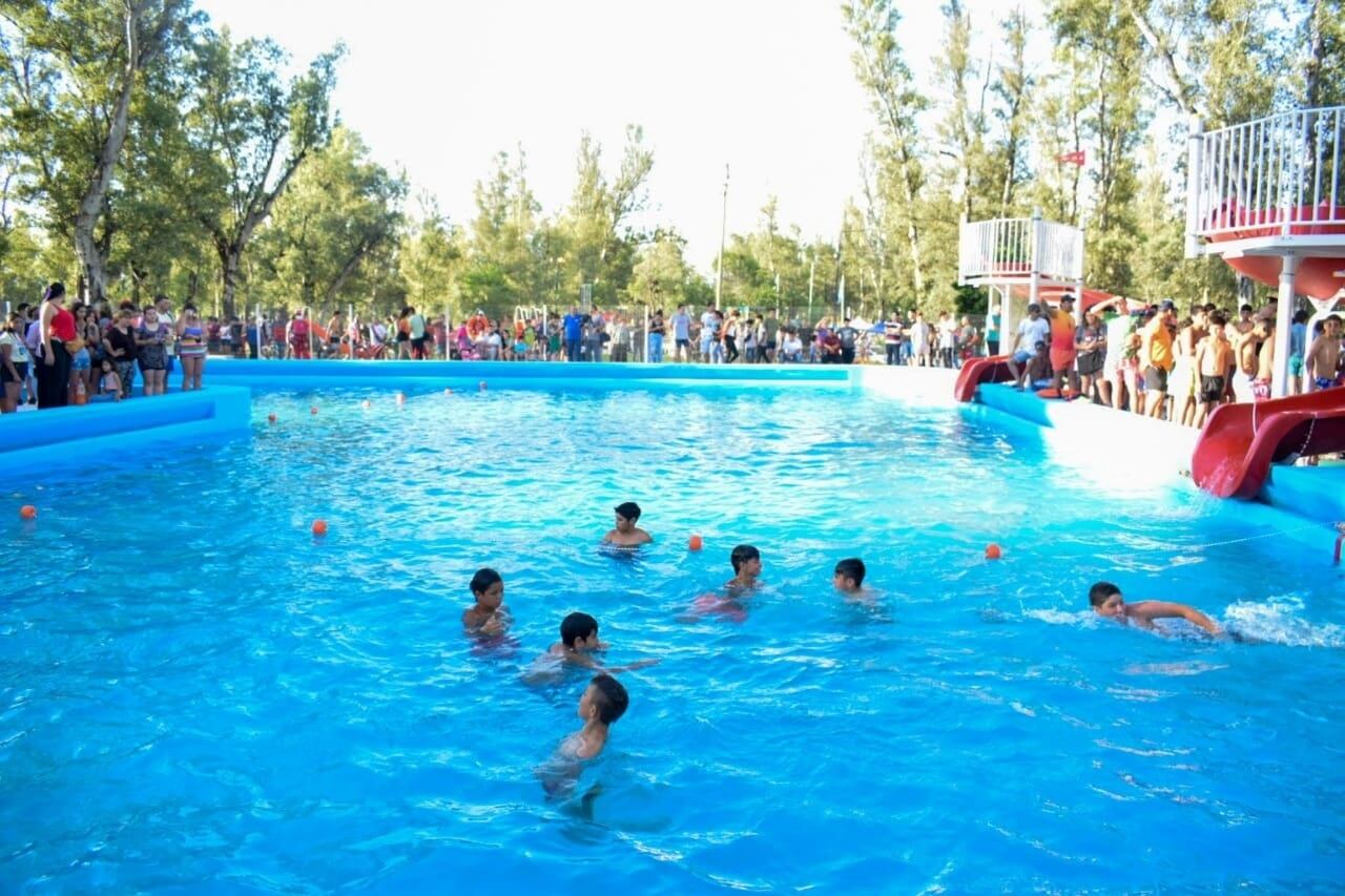 Gran atracción del parque acuático, la pileta donde desembocan los toboganes.