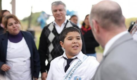 Mateo Sánchez, el único alumno de la Escuela Nº345 de Estancia Ingas, juró lealtad a la bandera.