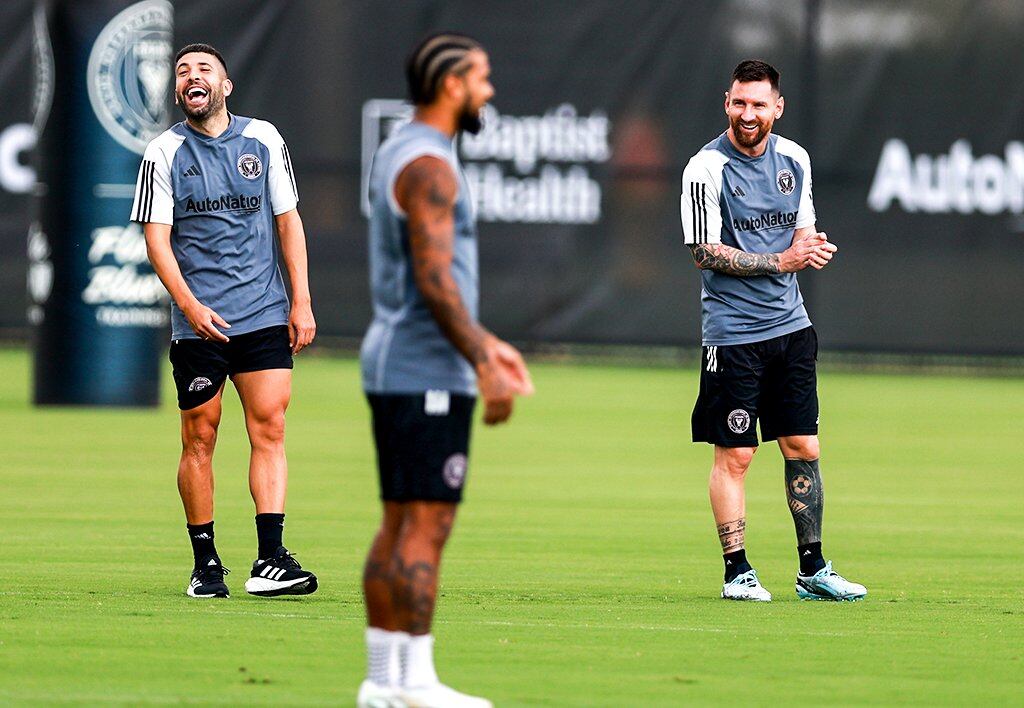 Lionel Messi junto a sus compañeros de equipo durante un entrenamiento.