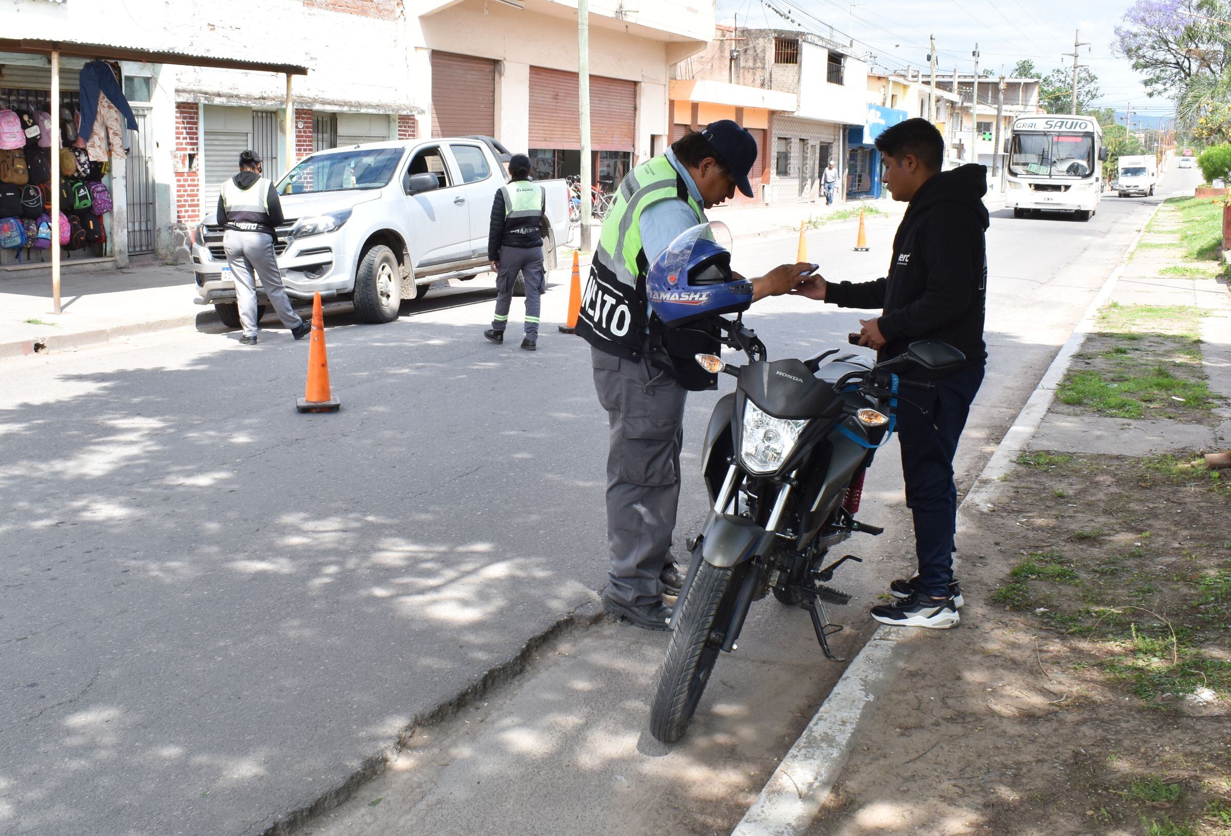 A los motociclistas se les exige la documentación del rodado, tener en condiciones las luces y llevar el casco correctamente colocado en la cabeza.