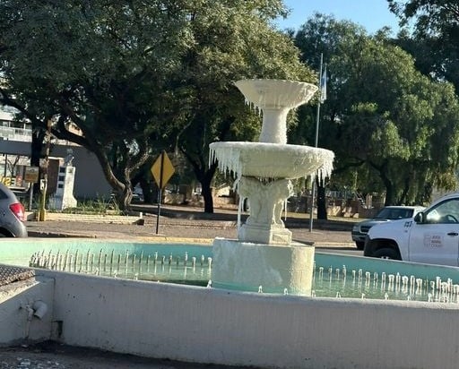 El agua amaneció completamente congelada, ante las bajas temperaturas en Jesús María.