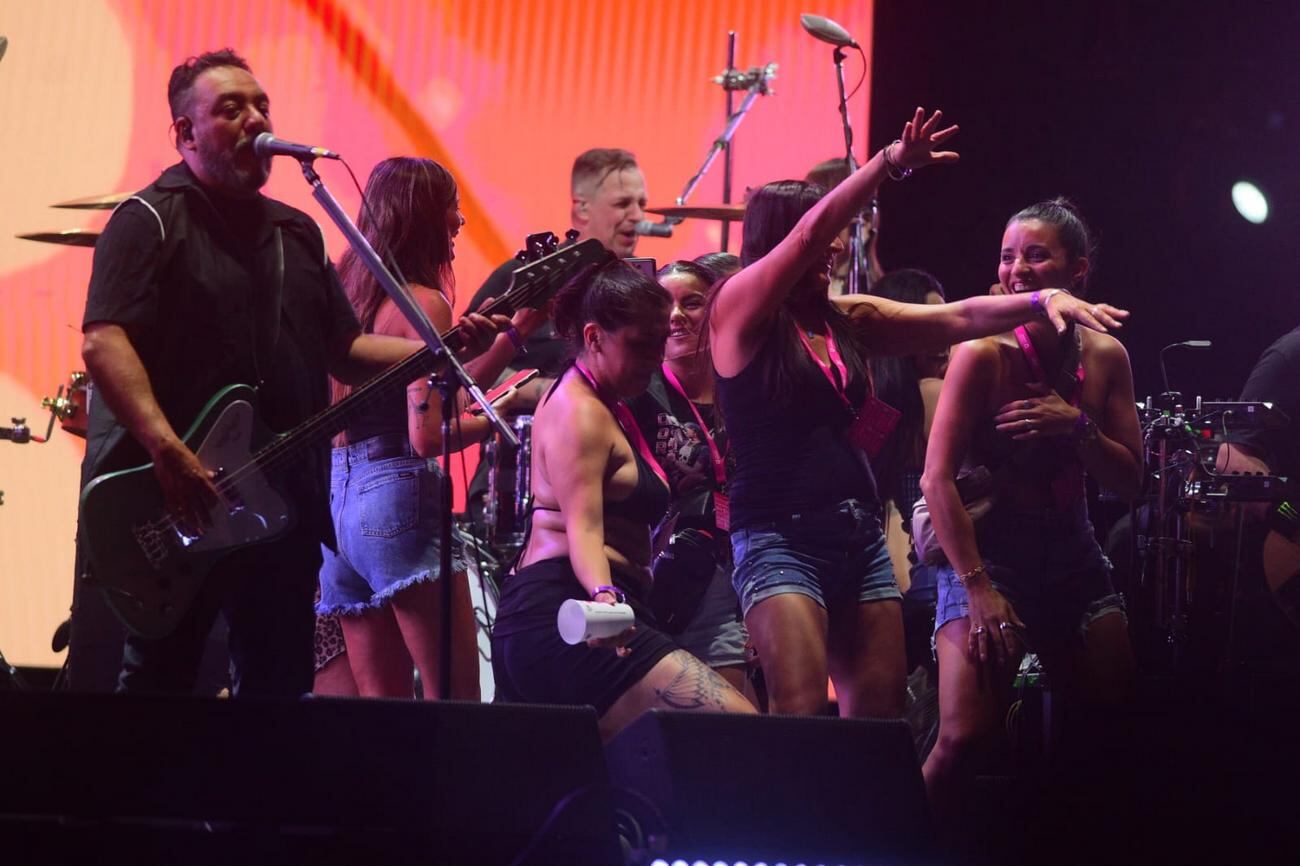 La Banda Molotov invita a subir a bailar al escenario a mujeres del publico en Festival Bum Bum 2025 en el Predio del Estadio Mario A kempes, Cba. Arg. (José Gabriel Hernández /La Voz)