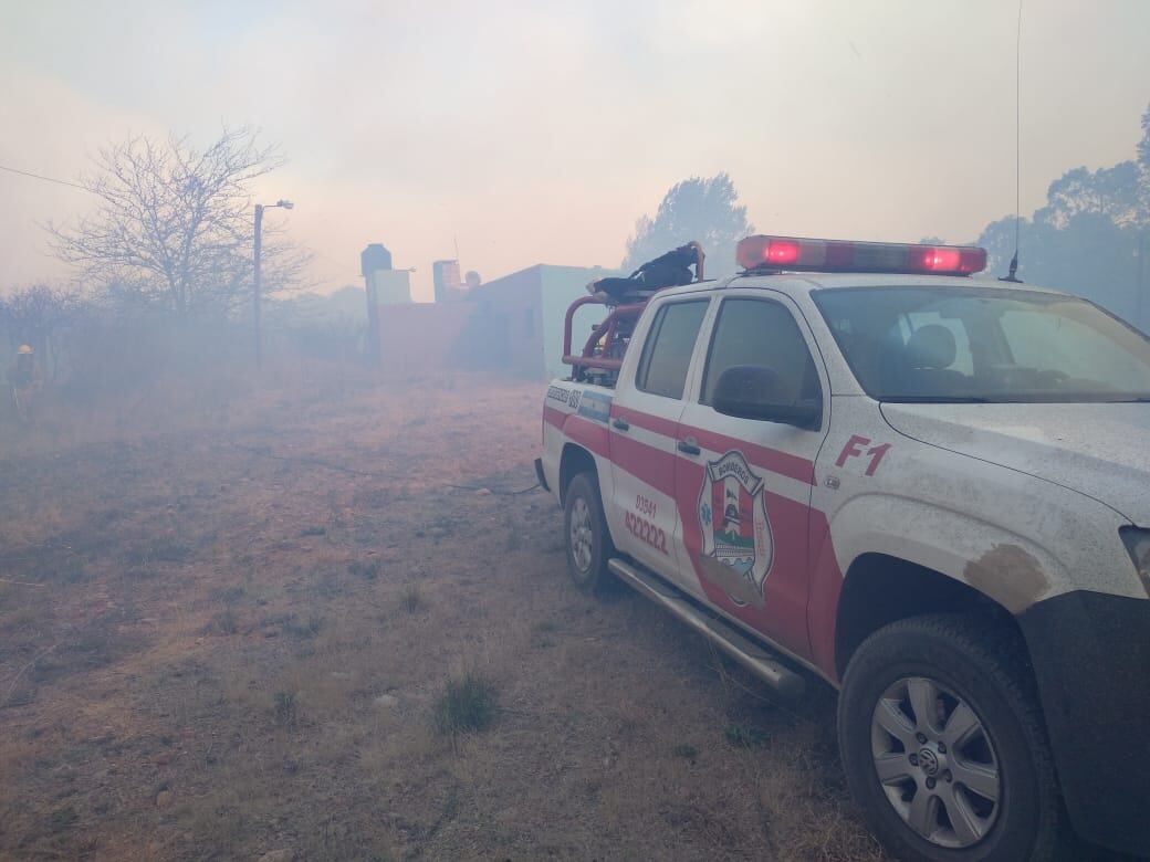 Bomberos de Carlos Paz colaboran con el combate al fuego en el norte de la provincia.