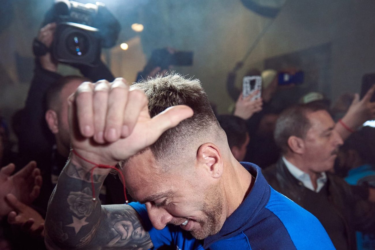 Julio Buffarini y el saludo a la hinchada que le regaló tremendo banderazo en la puerta del hotel. (Prensa Talleres)