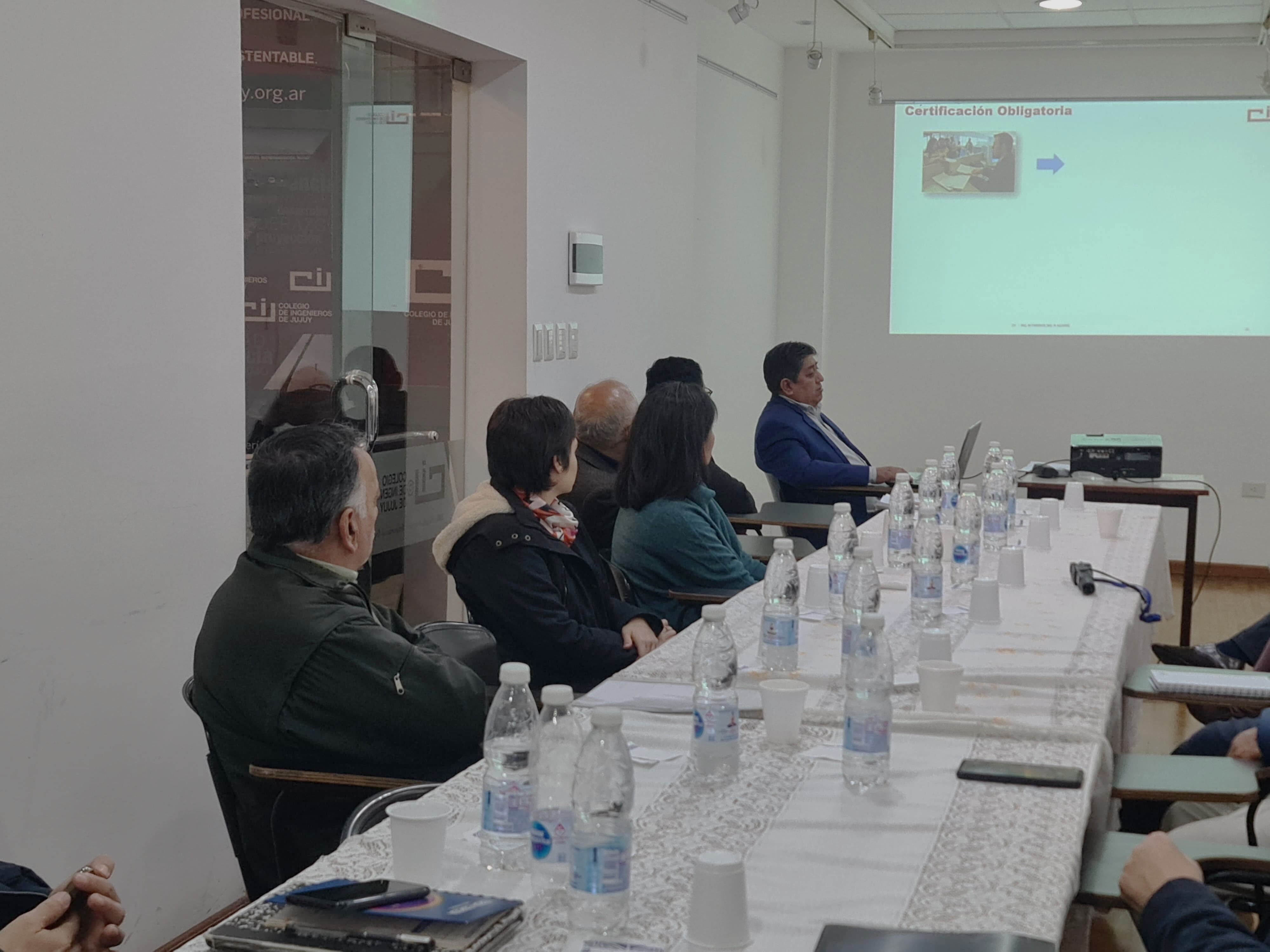 En reunión de la mesa de debate, el ingeniero Aguirre sostuvo que la implementación de una Ley de Seguridad Eléctrica en Jujuy no solo organizaría el sector, sino que también reduciría los accidentes eléctricos.