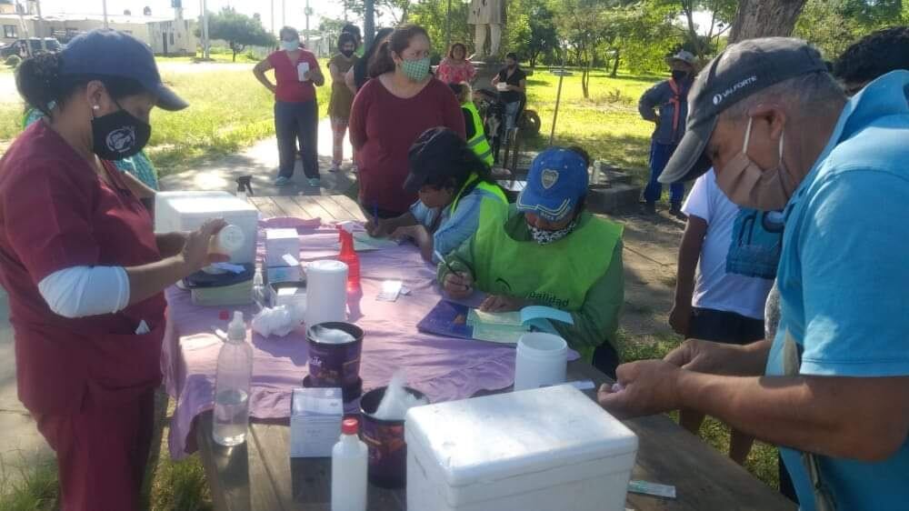 Observando los protocolos de bioseguridad, los vacunadores avanzan con la campaña de vacunación antirrábica en San Salvador de Jujuy.