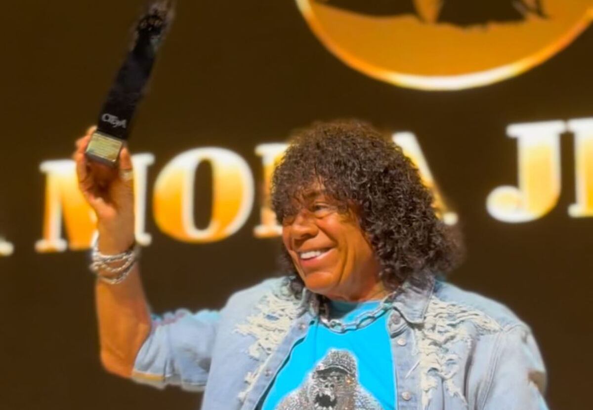 “Por más que cante para el cu..., canto con el corazón”: la emoción de La Mona Jiménez al recibir un premio