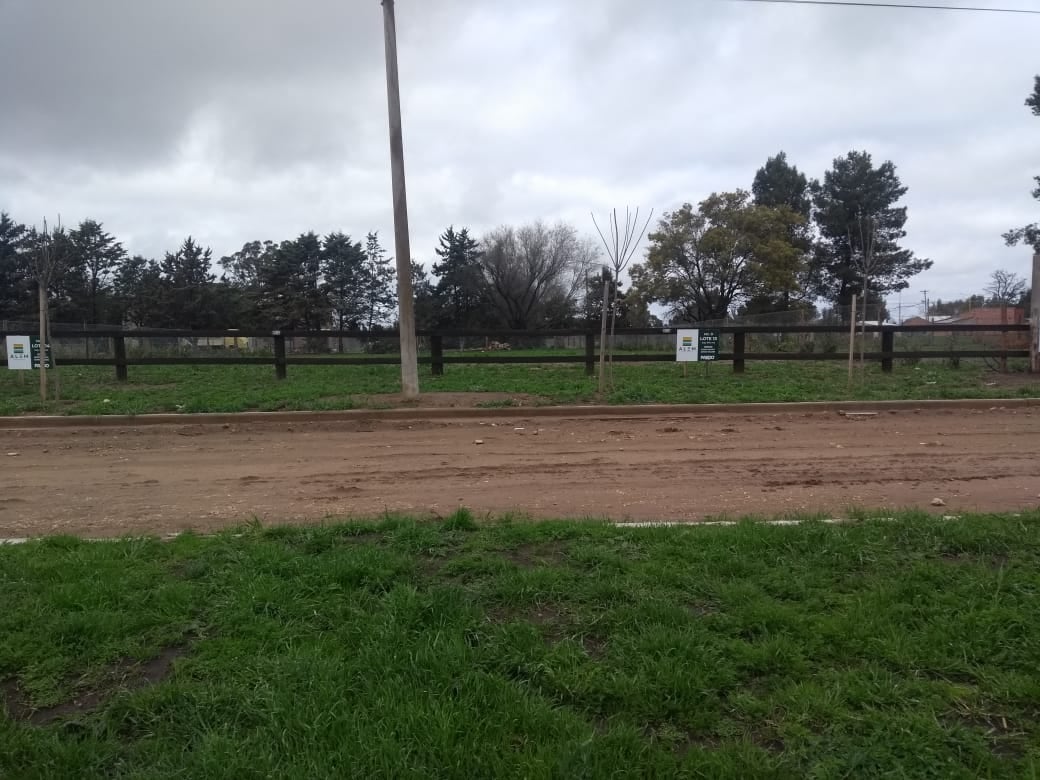 Frente al Jardín de Infantes de la Escuela Nº 18, se rompió la calle para abastecer de agua y cloacas, a un nuevo predio que fue loteado, luego de los trabajos, la calle nunca se arregló.