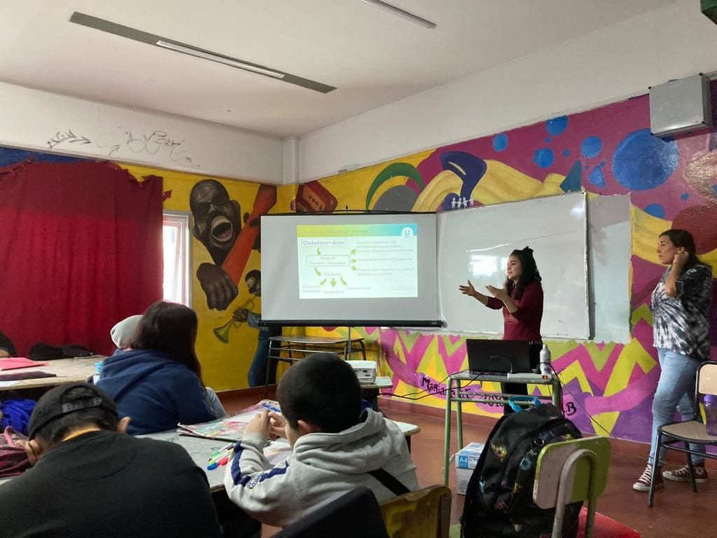 El programa de Educación Ambiental de la Municipalidad de Ushuaia visitó la Escuela Polimodal de Arte.