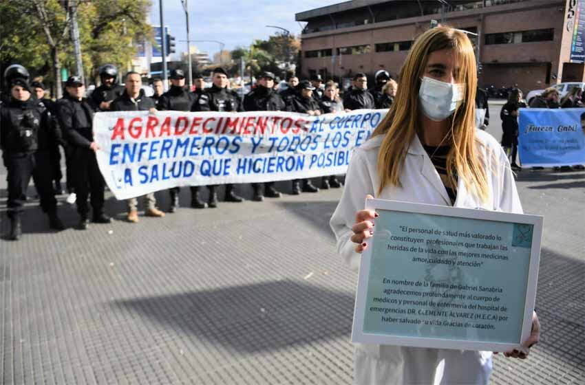 Entregaron una placa a los médicos que salvaron la vida de Gabriel Sanabria.