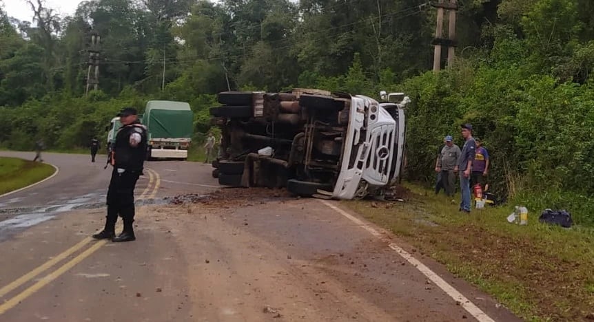 Parque Provincial Urugua-í: camión despistó y volcó su carga.