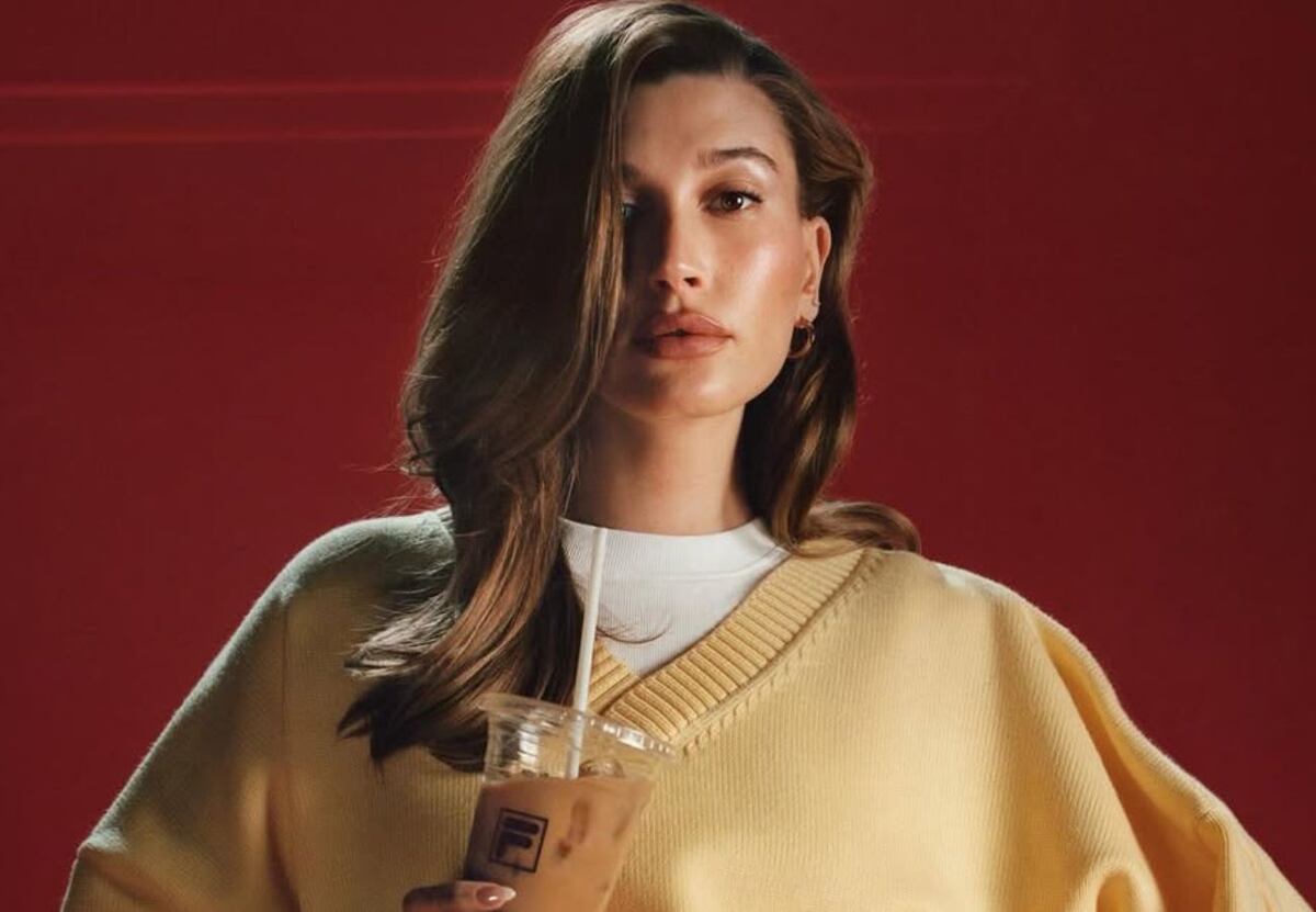 Desde pantalones a camperas: cómo es la colección de Hailey Bieber con Fila y cuánto cuesta