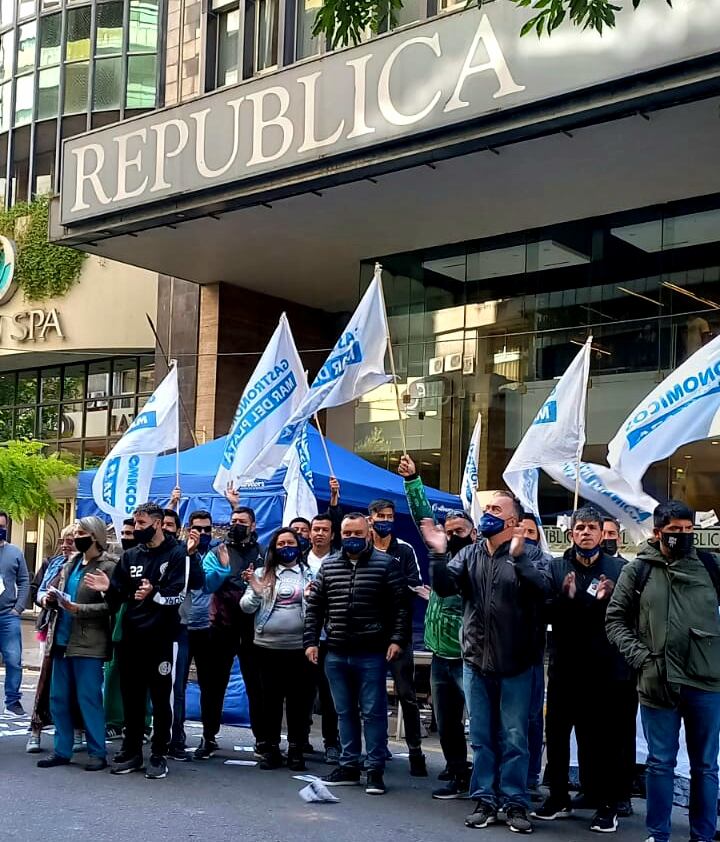 Dirigentes del sindicato pasaron la noche en las puertas del Hotel República, en Córdoba 1968, donde se retomó la manifestación para exigir la reincorporación.