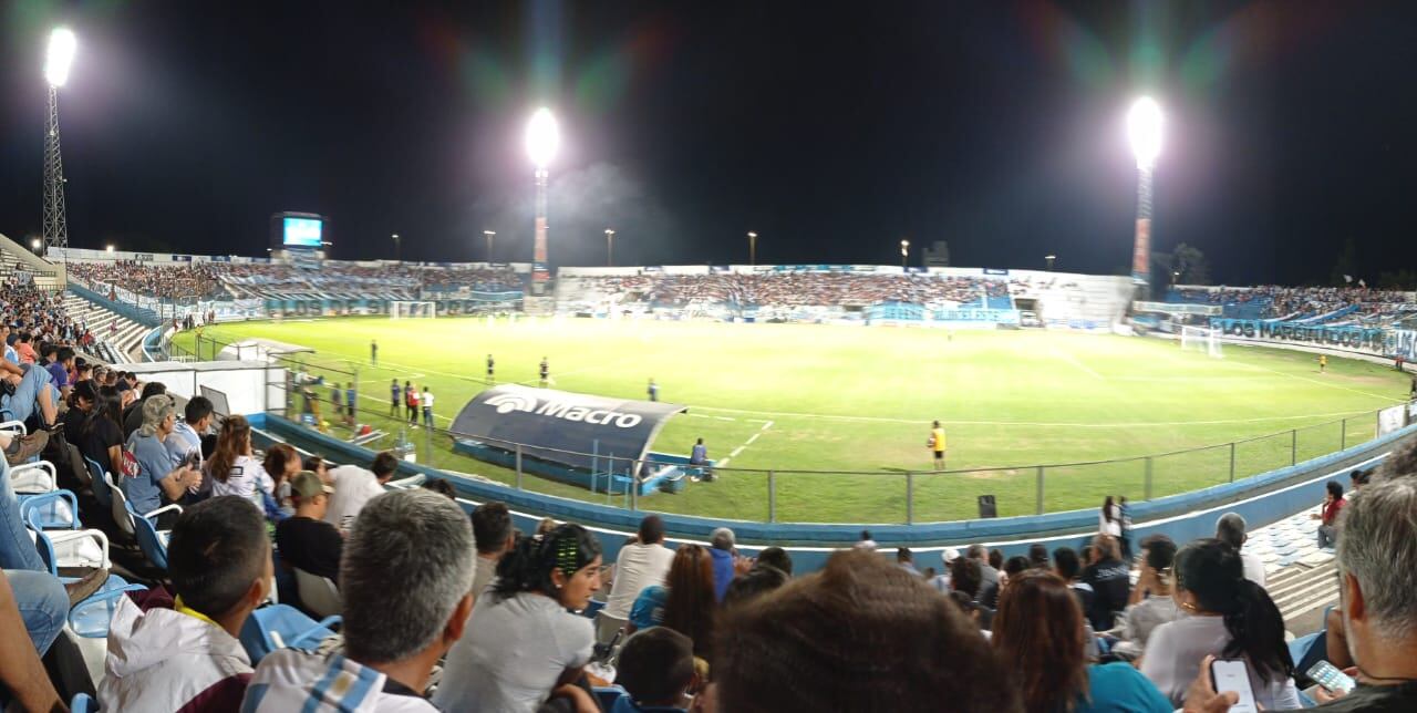 Gimnasia y Esgrima de Jujuy recibió a Ferrocarril Oeste este viernes en el estadio "23 de Agosto", con buen marco de público.