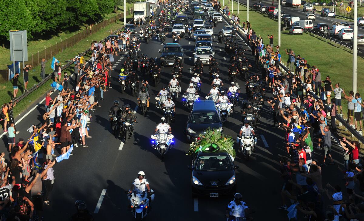 El último adiós a Maradona: en caravana y con la veneración del pueblo