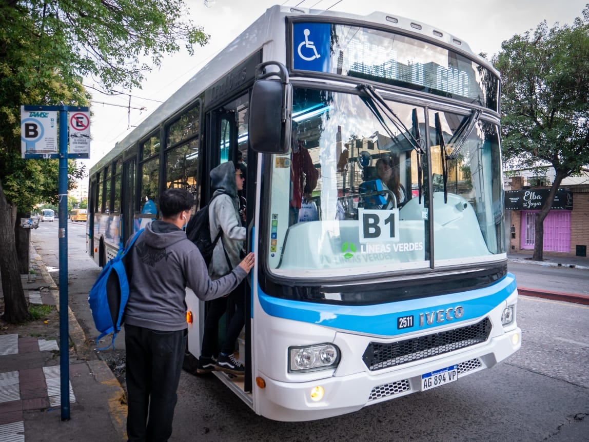 Una de las nuevas unidades Iveco impulsadas a GNC, prestando servicio en las líneas de Tamse (Prensa Municipalidad de Córdoba).