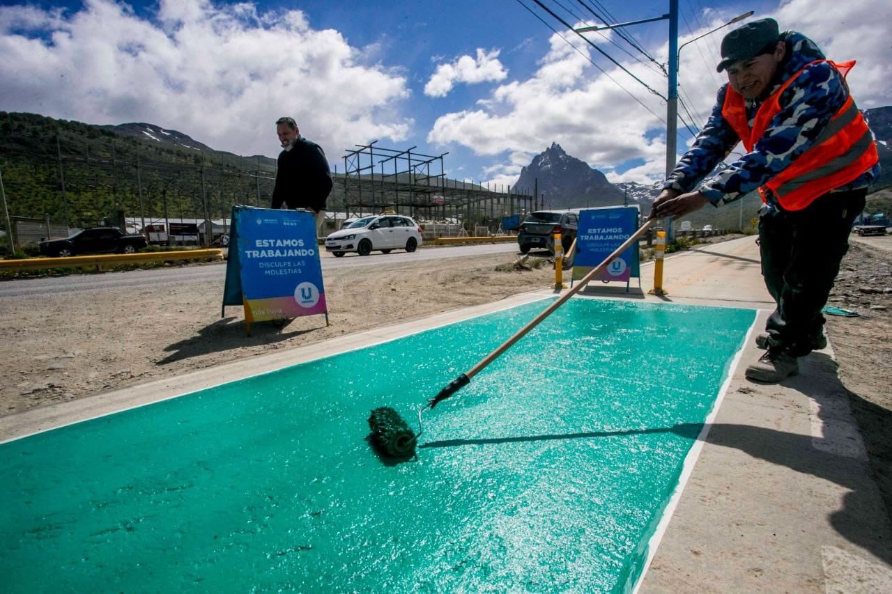 Ushuaia: realizan trabajos de pintura horizontal en la bicisenda “Pensar Malvinas”