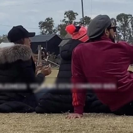 Antonela llevó gorra y una campera gruesa con capucha para combatir el frío del otoño funense.