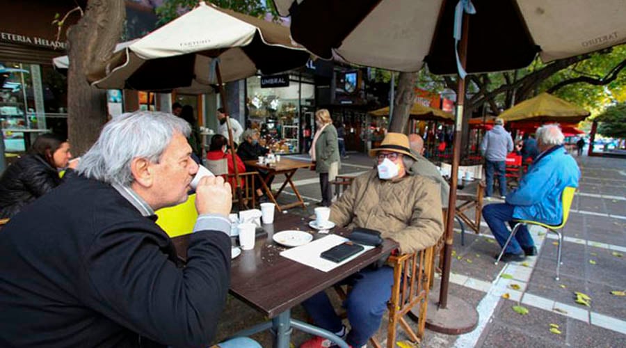 Los locales gastronómicos podrán atender al público hasta las 23 horas 