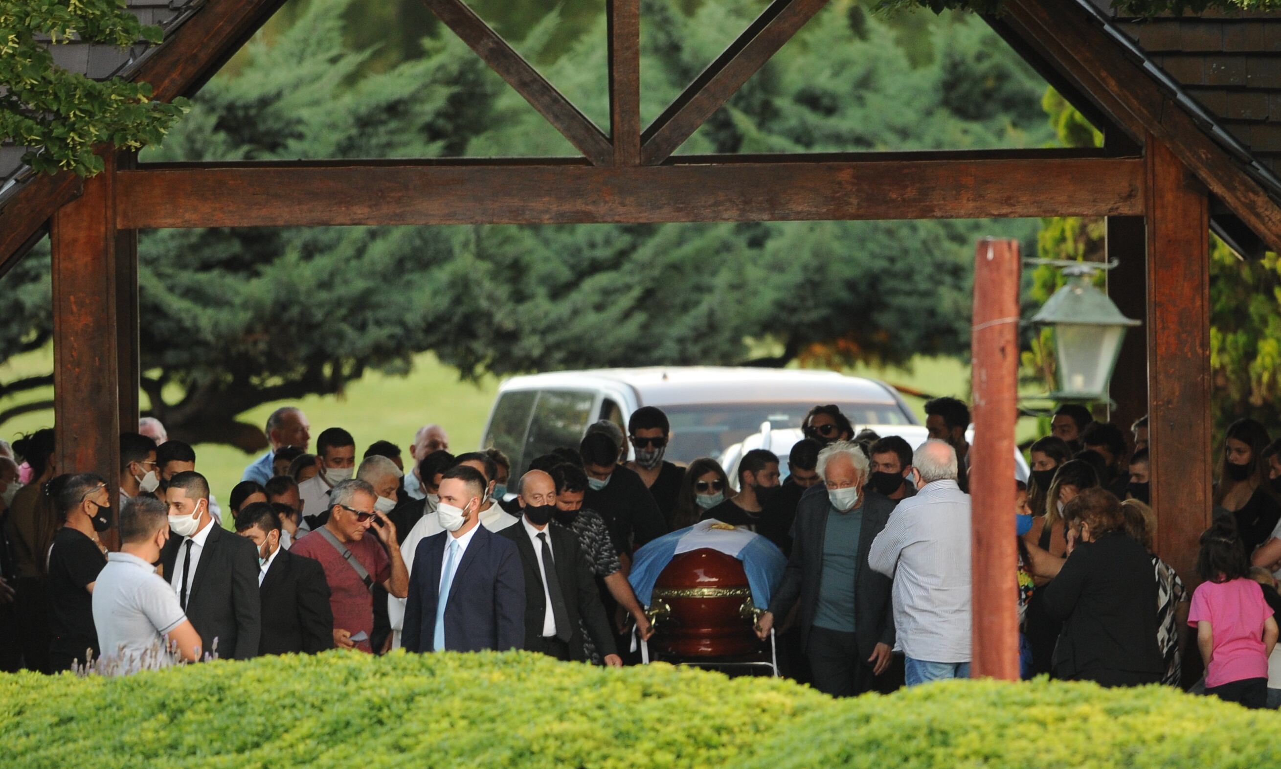 Despedida de Diego Maradona
Jardin Bella Vista
Ingreso de familiares al cementerio donde ser� enterrado el cuerpo de Diego Maradona
Foto Juano Tesone