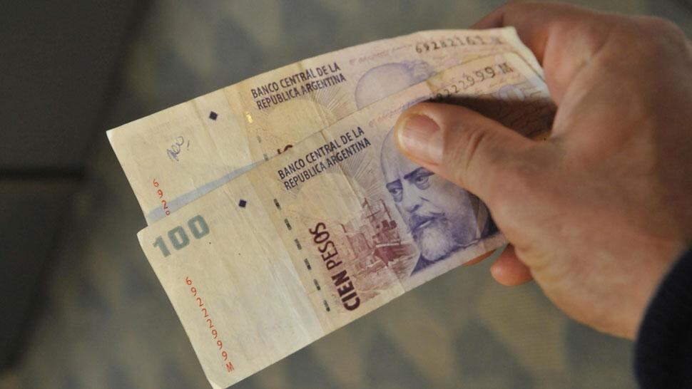 La inflación, las crisis económicas y sociales, el fin de la convertibilidad, la disparidad con el dólar, algunas de las razones que hicieron que el billete de $100 perdiese valor en estos 30 años.