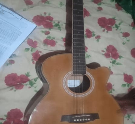 Puerto Iguazú: efectivos policiales lograron recuperar tres guitarras criollas que habían sido sustraídas.