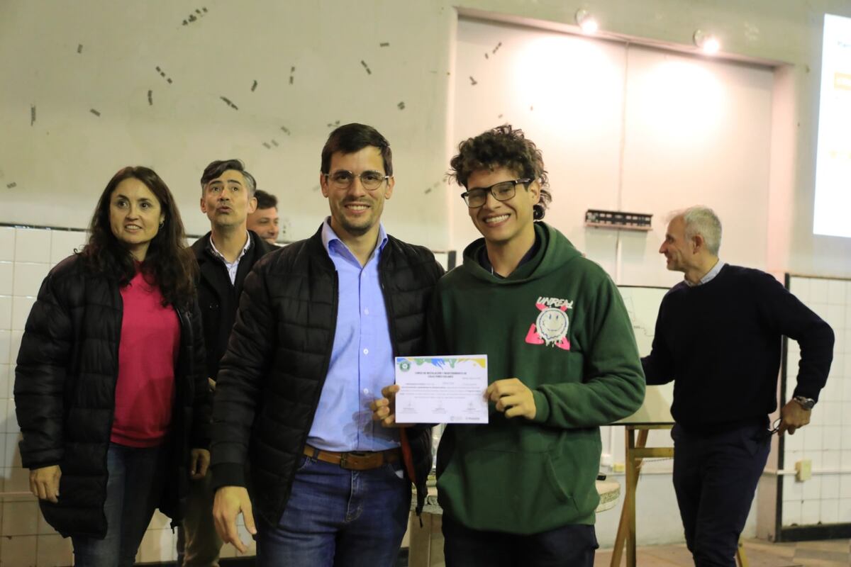 Entrega de certificados en el curso de colectores solares