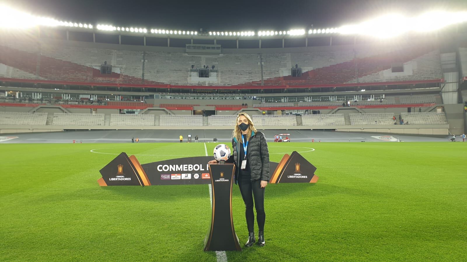 Eugenia Martellotto trabajando en un encuentro de River por la Copa Libertadores.