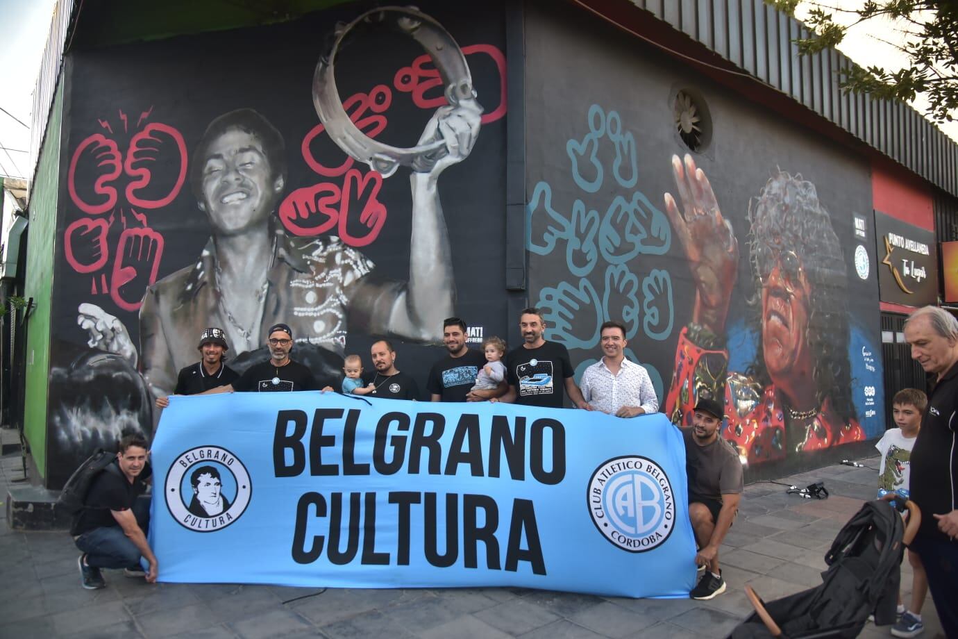 Belgrano Cultura junto al mural de La Mona.