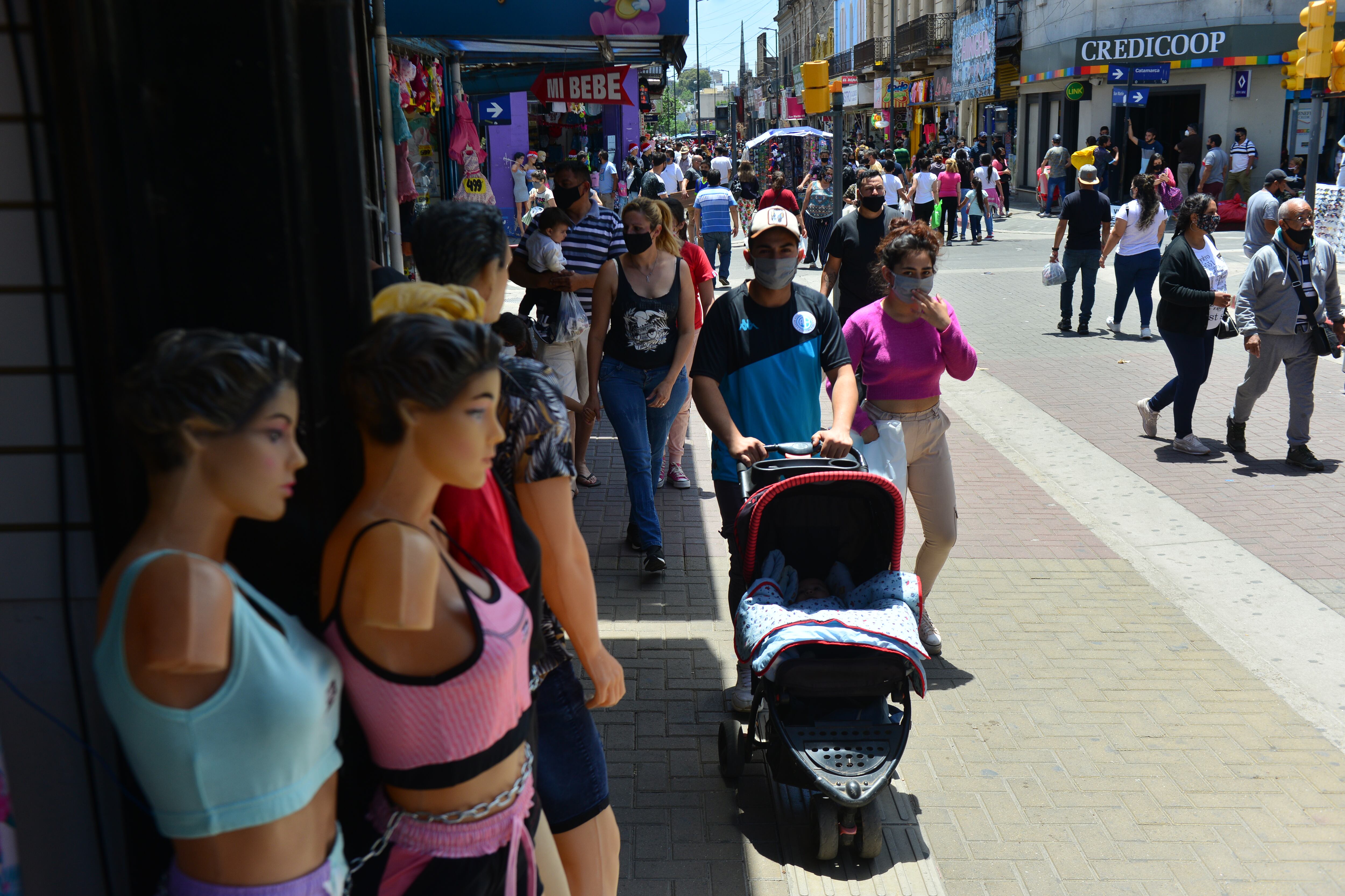 Gran movimiento en las calles de Córdoba ante el fin de semana largo