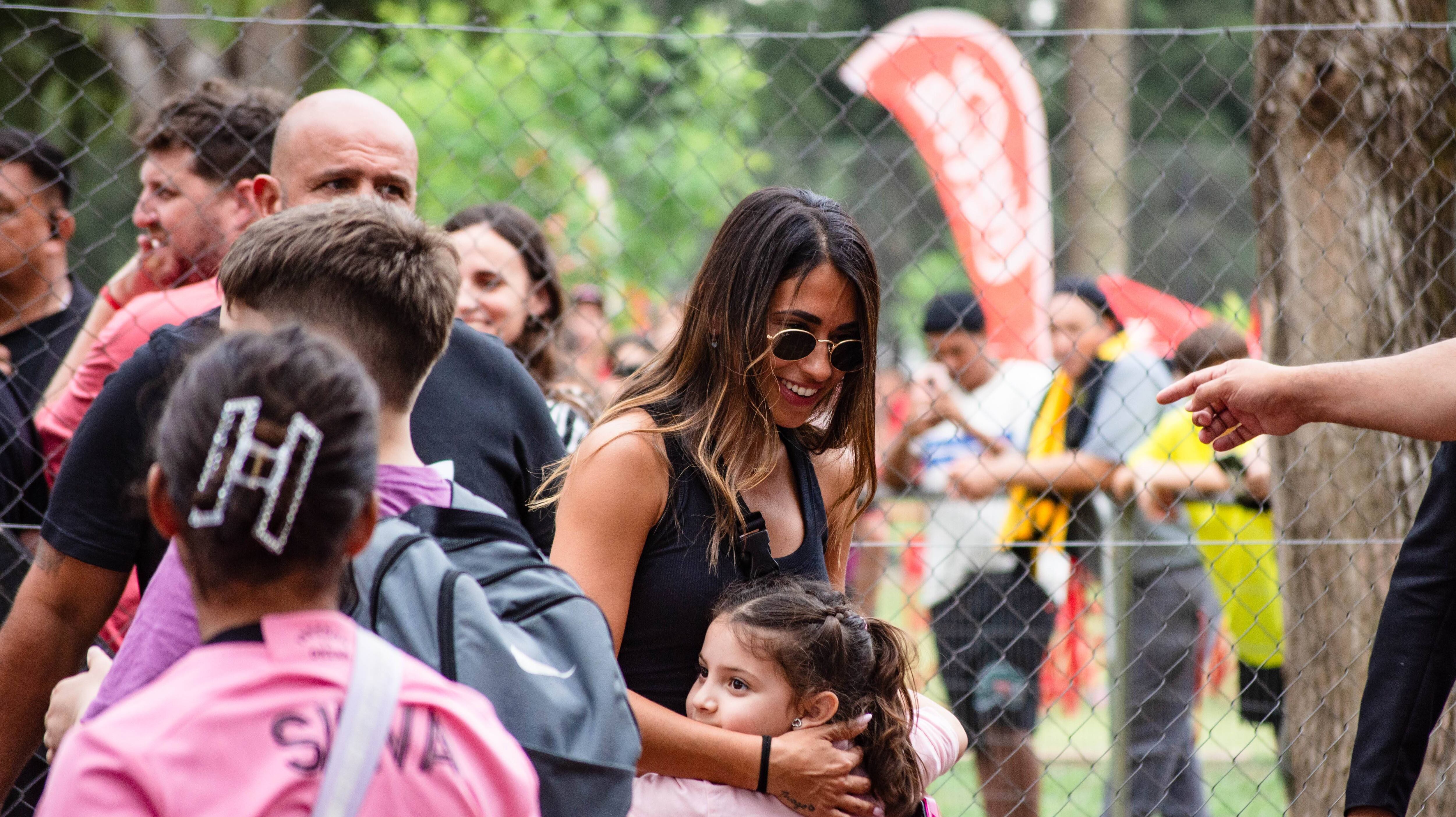 La influencer volvió a la Argentina para ver la Newell's Cup y fue una de las figuras más buscadas por el público.