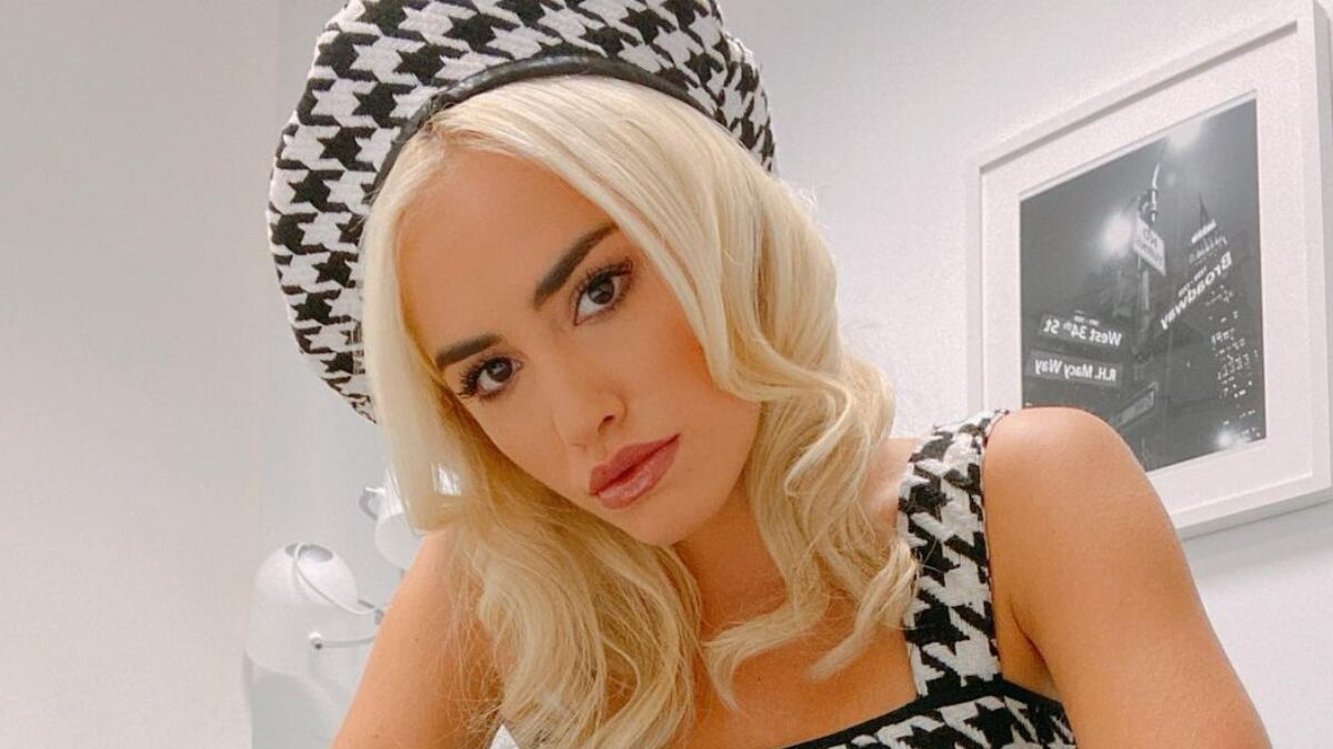 Lali Espósito posó mirando a la cámara y luciendo un look al estilo “total black”