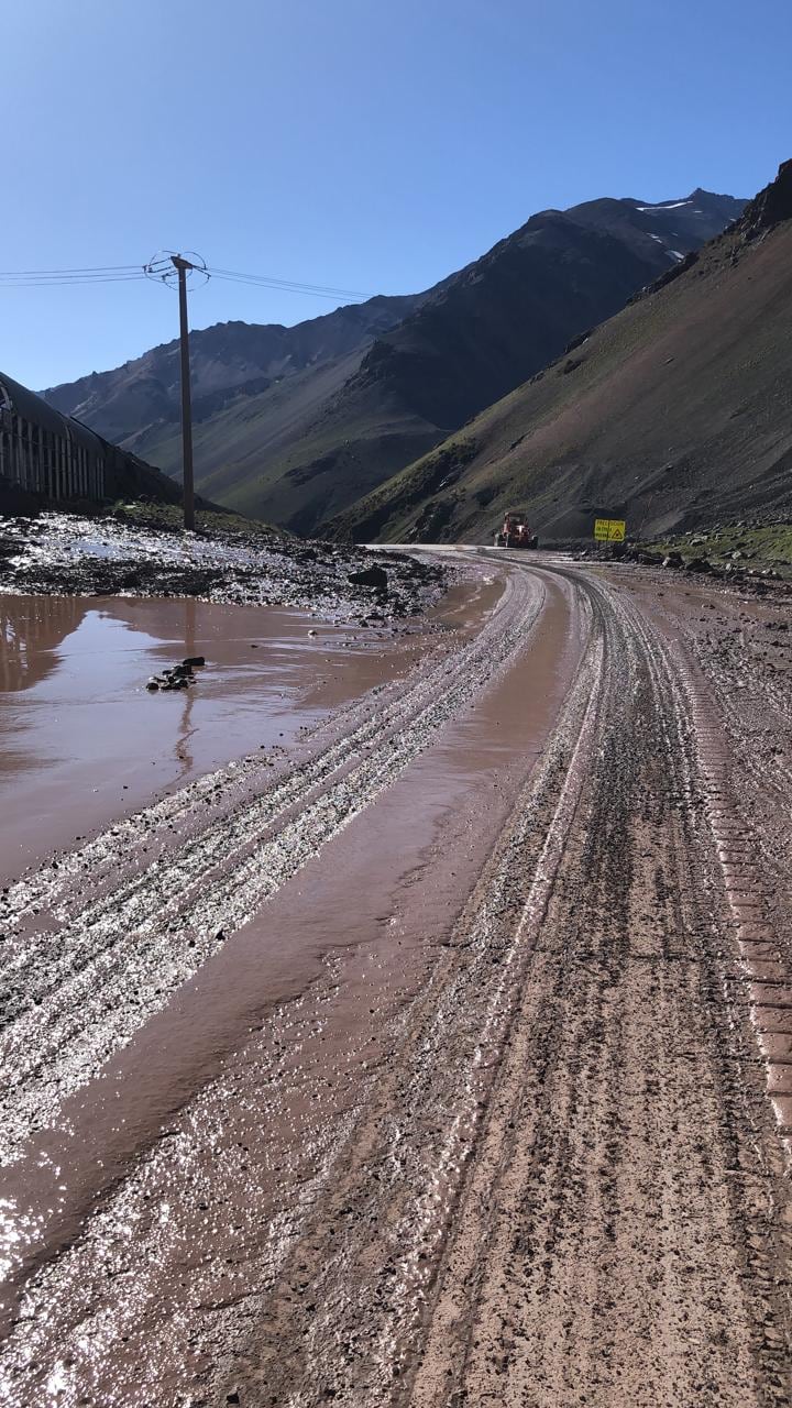 Alud en alta montaña y RN7 interrumpida, zona Las Cuevas.