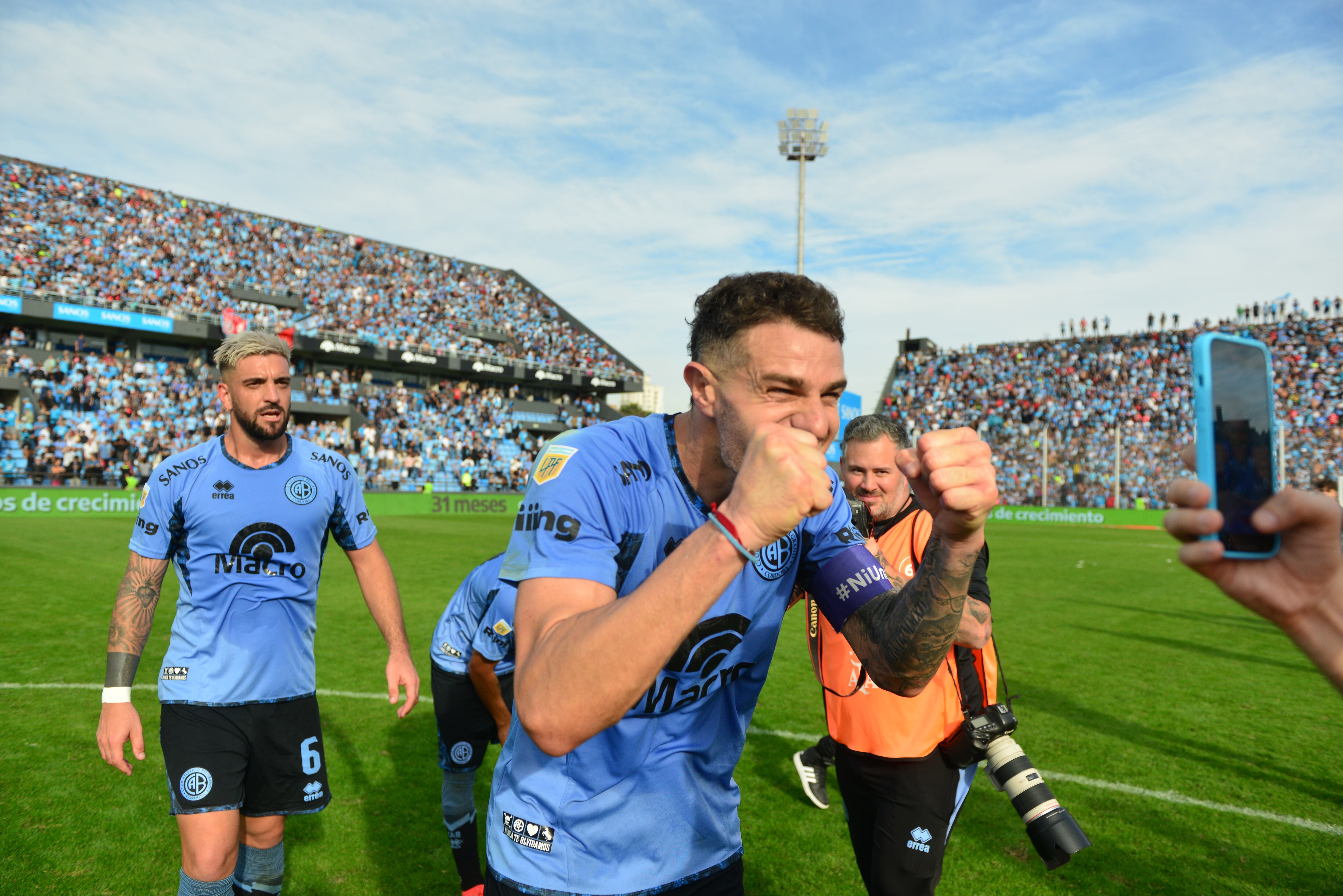 Pablo Vegetti y su hijo en el Gigante de Alberdi, donde Belgrano le ganó a Vélez por la Liga Profesional. (José Gabriel Hernández / La Voz)