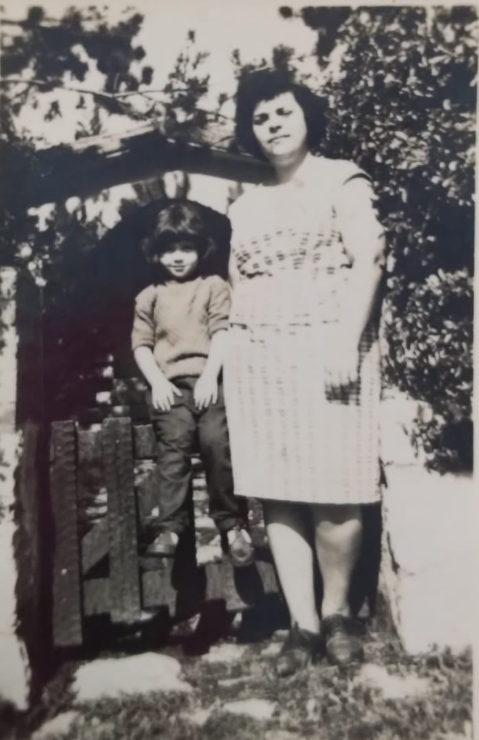 Cristina junto a su mamá Isabel Reyes en la puerta de la casa en Villa Giardino.