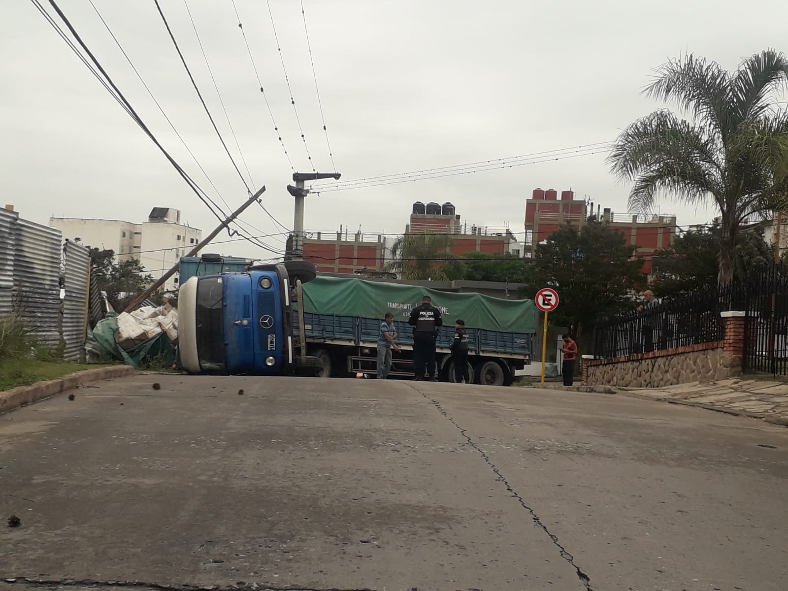 El camión quedó tendido sobre la carpeta asfáltica y debió interrumpirse el tránsito.