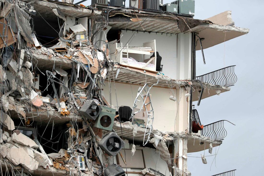 Se derrumbó el lado con vista al mar de una torre de departamentos en Surfside. (AP)