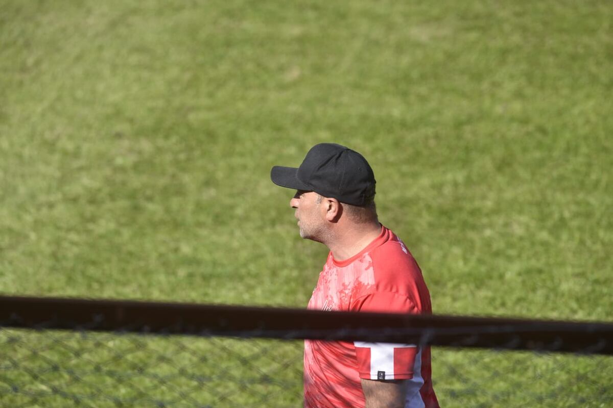 Miliki Jiménez, técnico de Instituto: “El árbitro me echó por decirle si no podíamos pasar de mitad cancha”