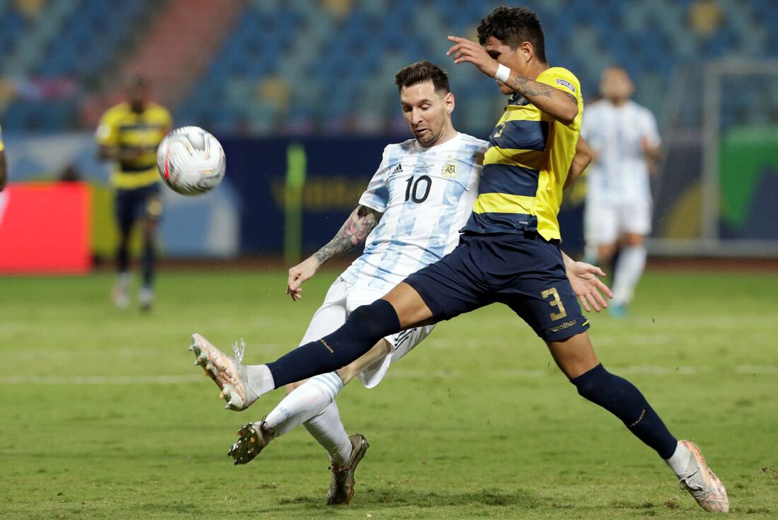  ID:6330529 Argentina's Lionel Messi, left, and Ecuador's Piero Hincapie battle for the ball during a Copa America quarterfinal soccer match at the Olimpico stadium in Goiania, Brazil, Saturday, July 3, 2021. (AP Photo/Eraldo Peres)