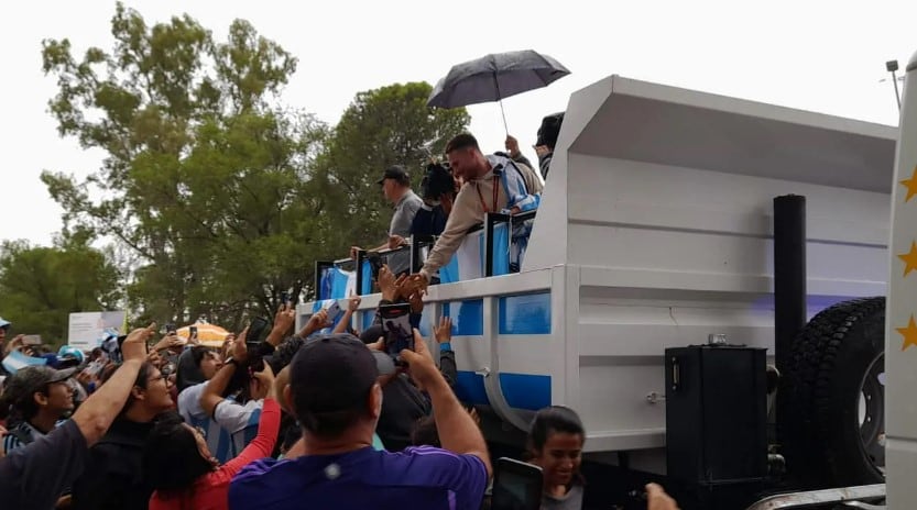 Alexis Mac Allister fue en caravana hasta Casa de Gobierno en La Pampa.