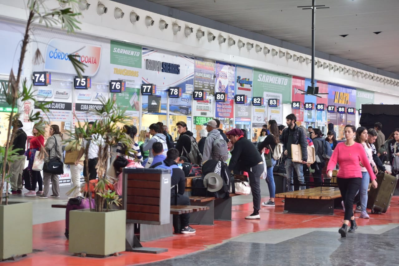 Intenso movimiento en la nueva terminal de ómnibus de Córdoba.