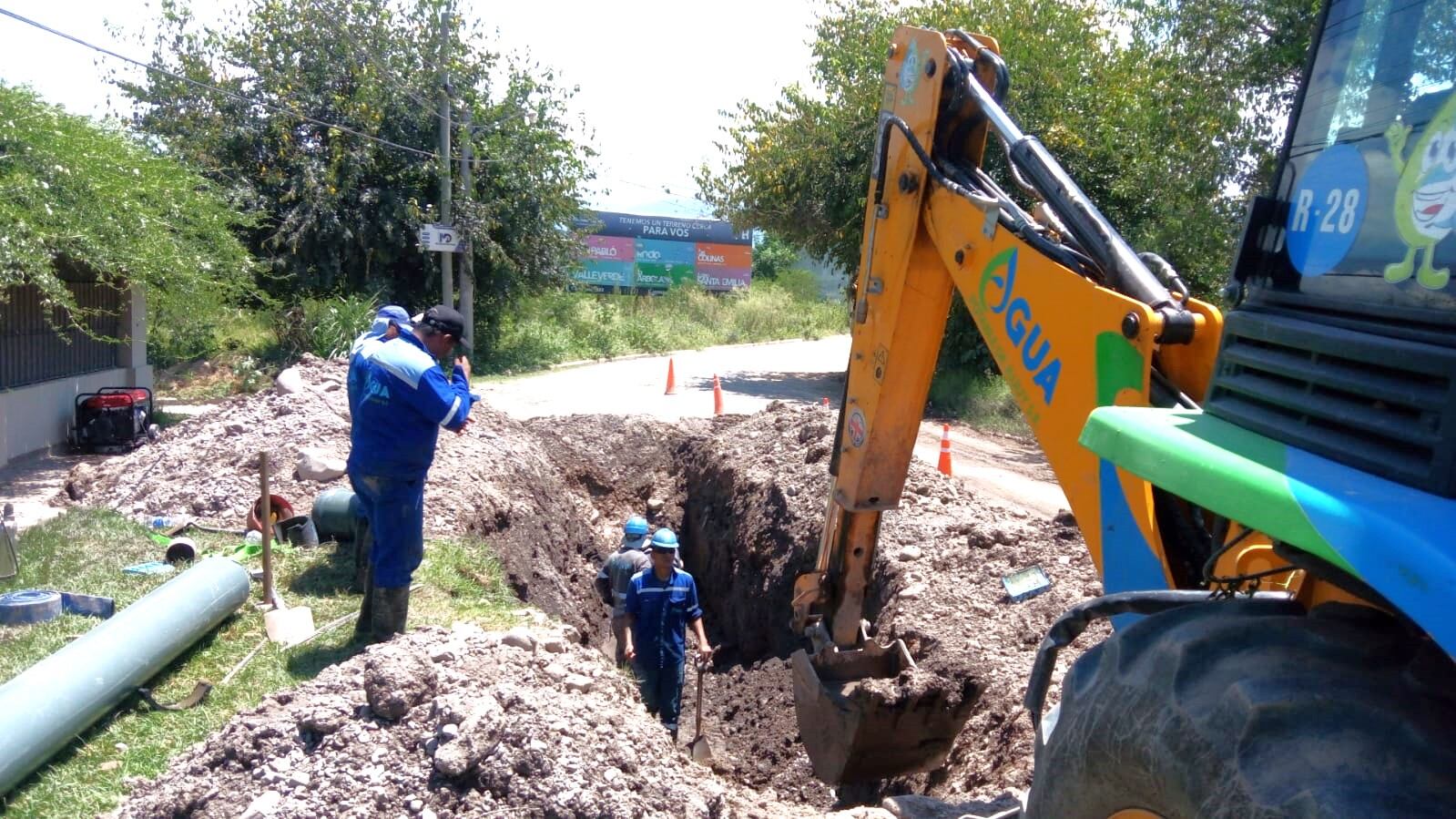 Los operarios de APSJ colocaron además en el ducto dos nuevas cuplas de PVC de 315 mm, lo que "refuerza la conexión y garantiza un sellado óptimo", se informó.