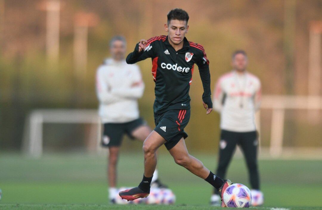 Claudio Echeverri y su primer entrenamiento del semestre con la Primera de River. / Gentileza.