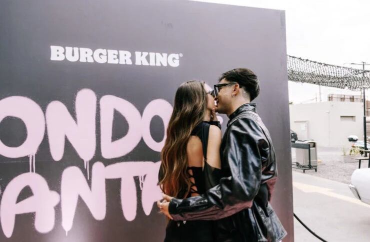 La China Suárez junto a su novio Rusherking en un evento, ambos totalmente de negro