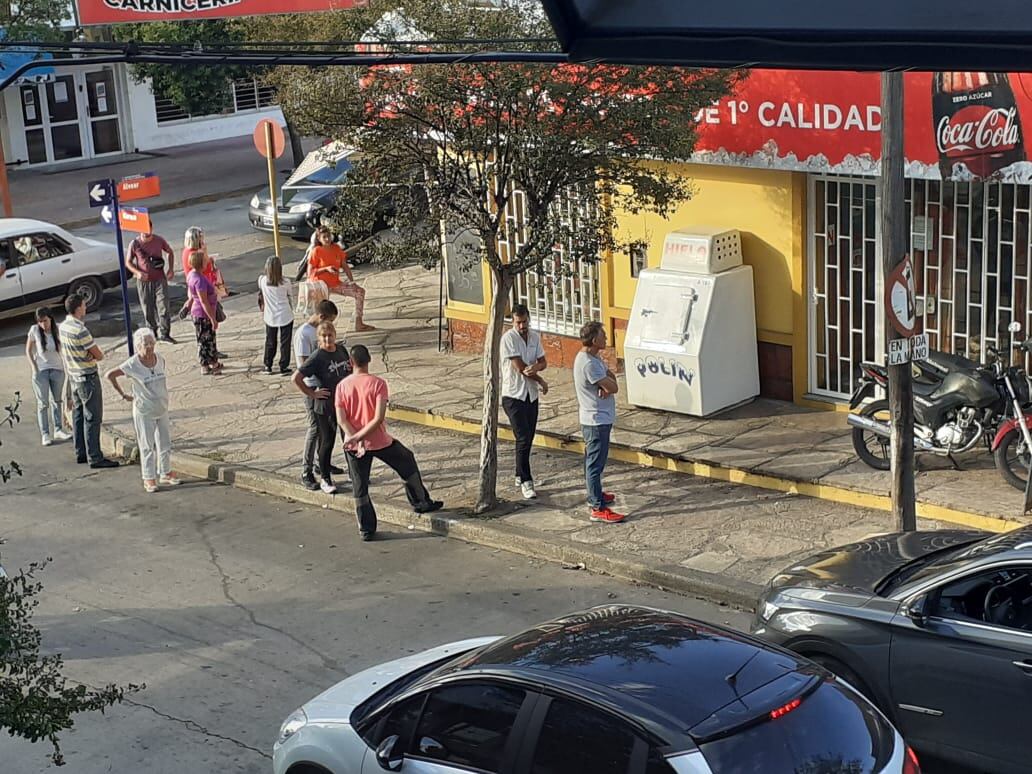 El comienzo de las filas para comprar en almacenes de barrio y en cualquier supermercado de la ciudad.