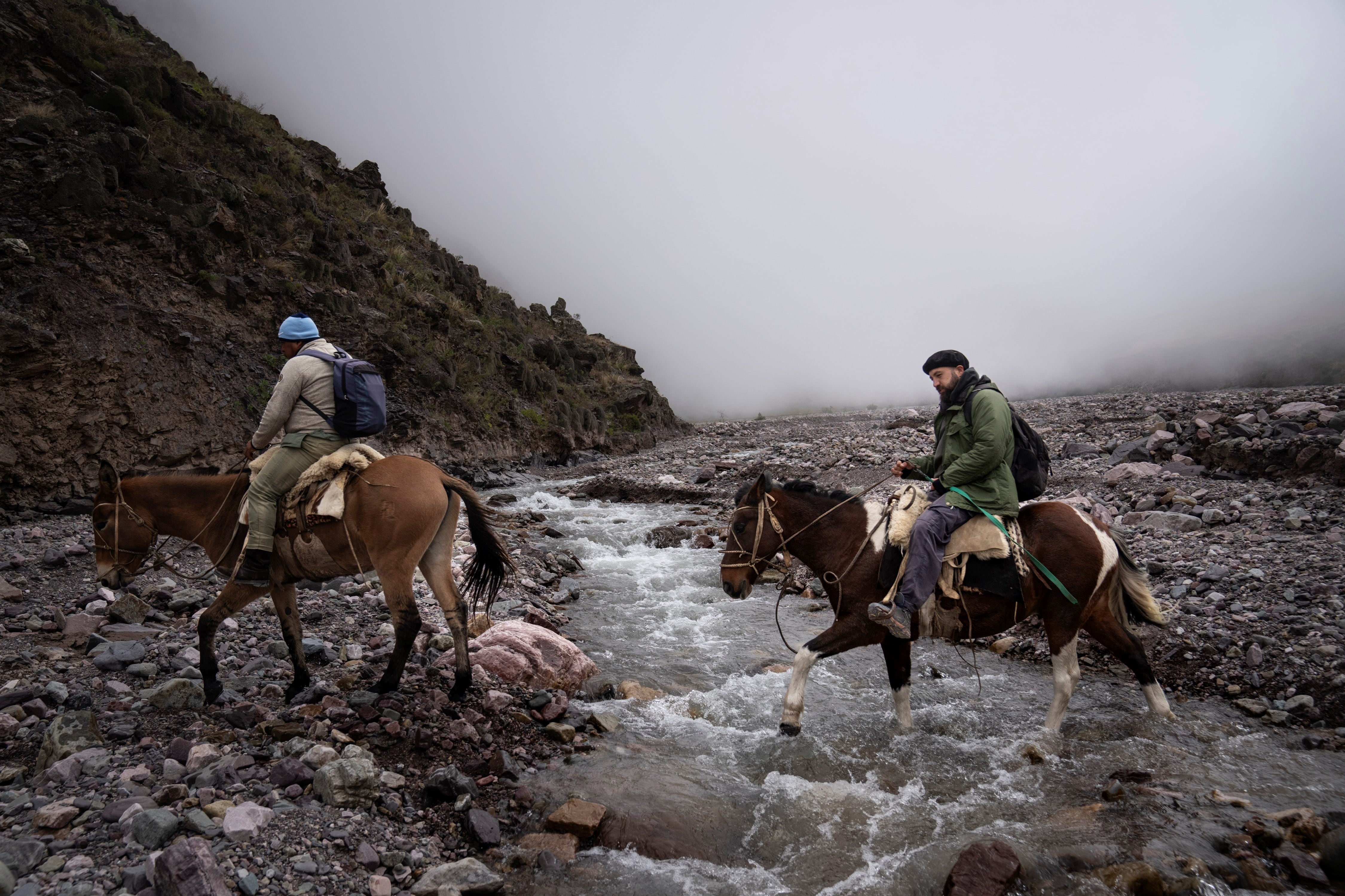 Santos Ramos además de ser agente sanitario oficia de guía al Dr. Jorge Fusaro en el ascenso al Chañi. La imagen muestra no solo las difíciles características del terreno sino también las condiciones climáticas imperantes durante el recorrido.