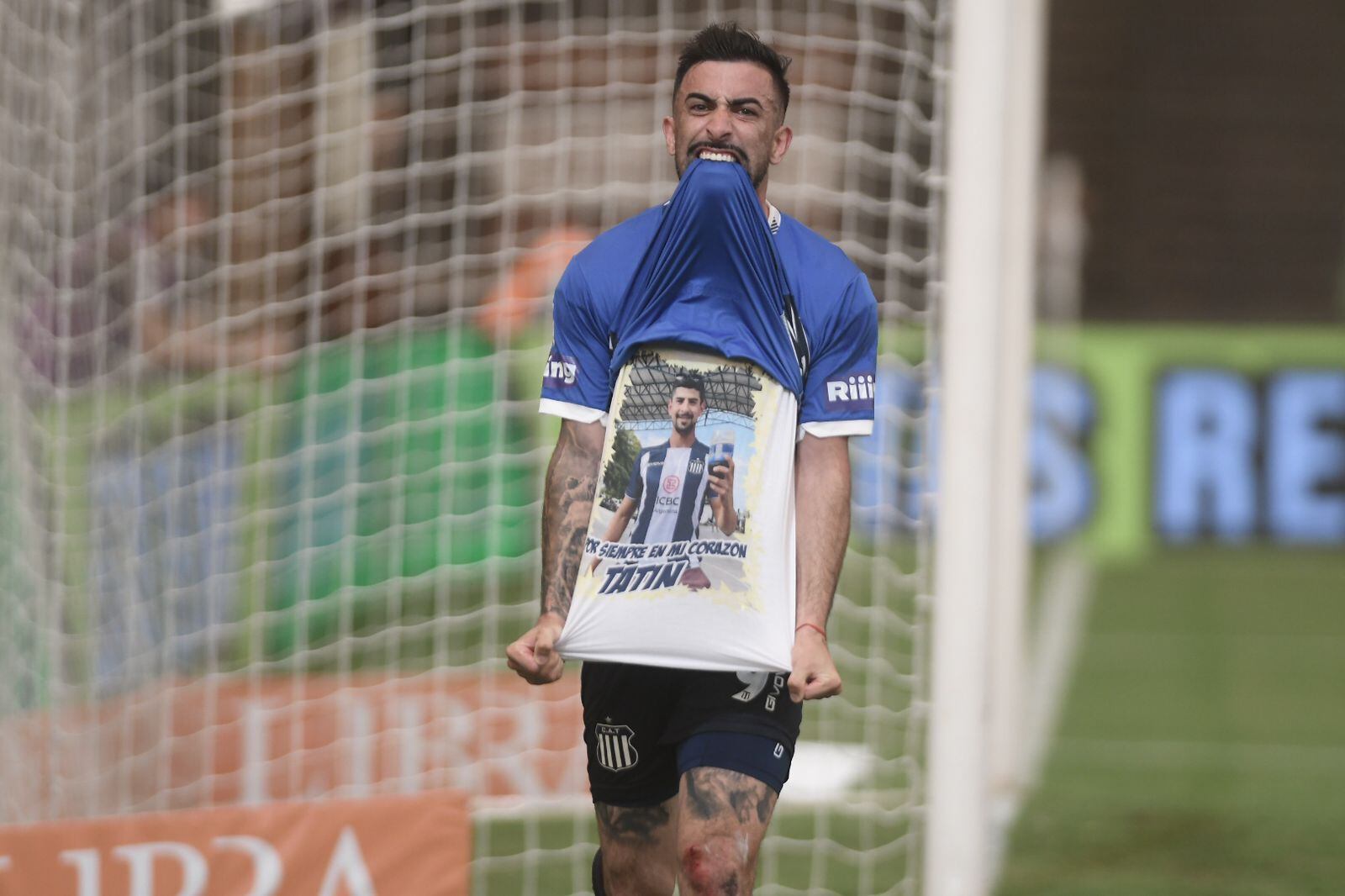 Michael Santos festeja su gol ante Platense. (Federico López Claro / La Voz)