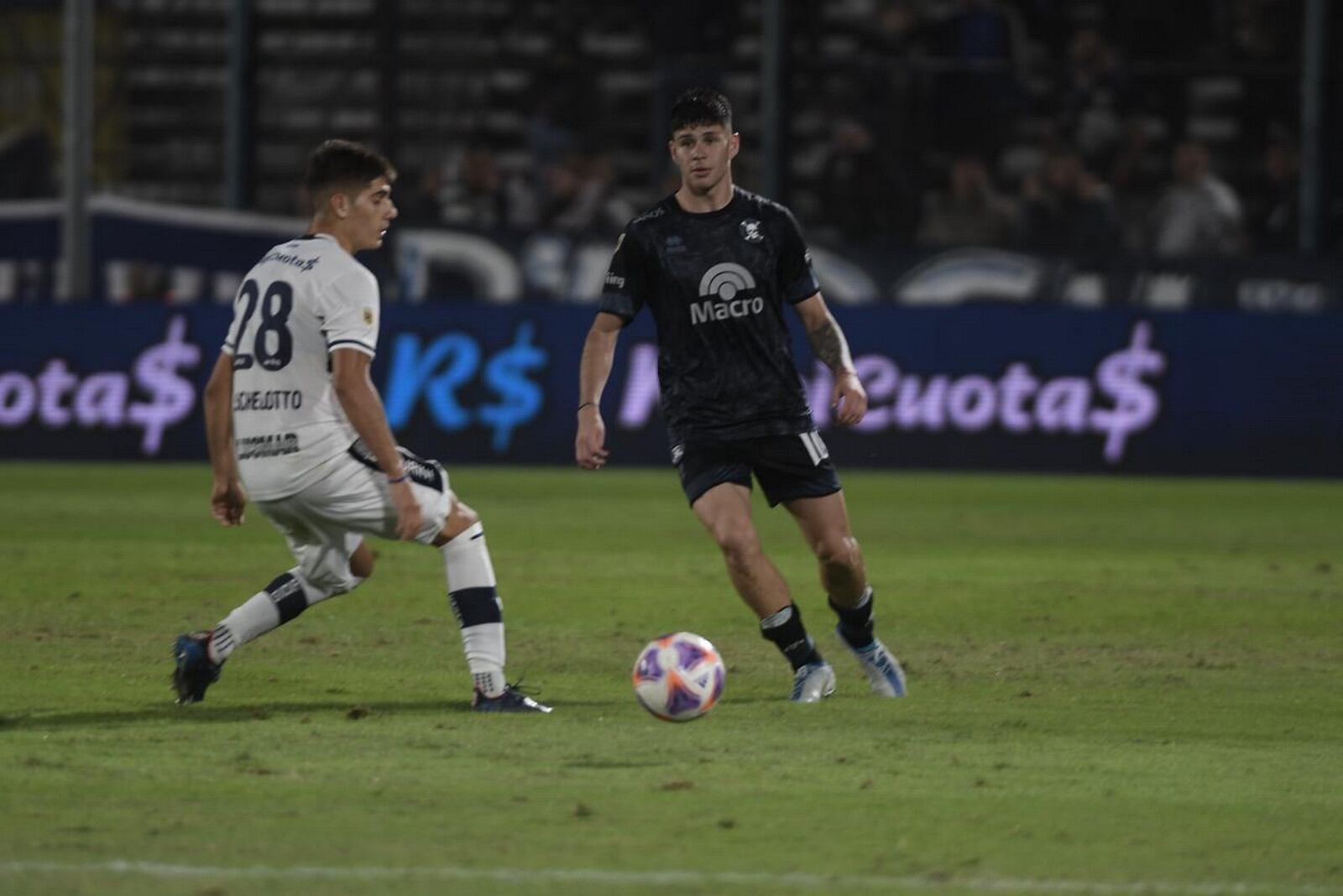 Belgrano le gana -0 a Gimnasia, en La Plata, con goles de Pablo Vegetti. (Federico López Claro / La Voz)