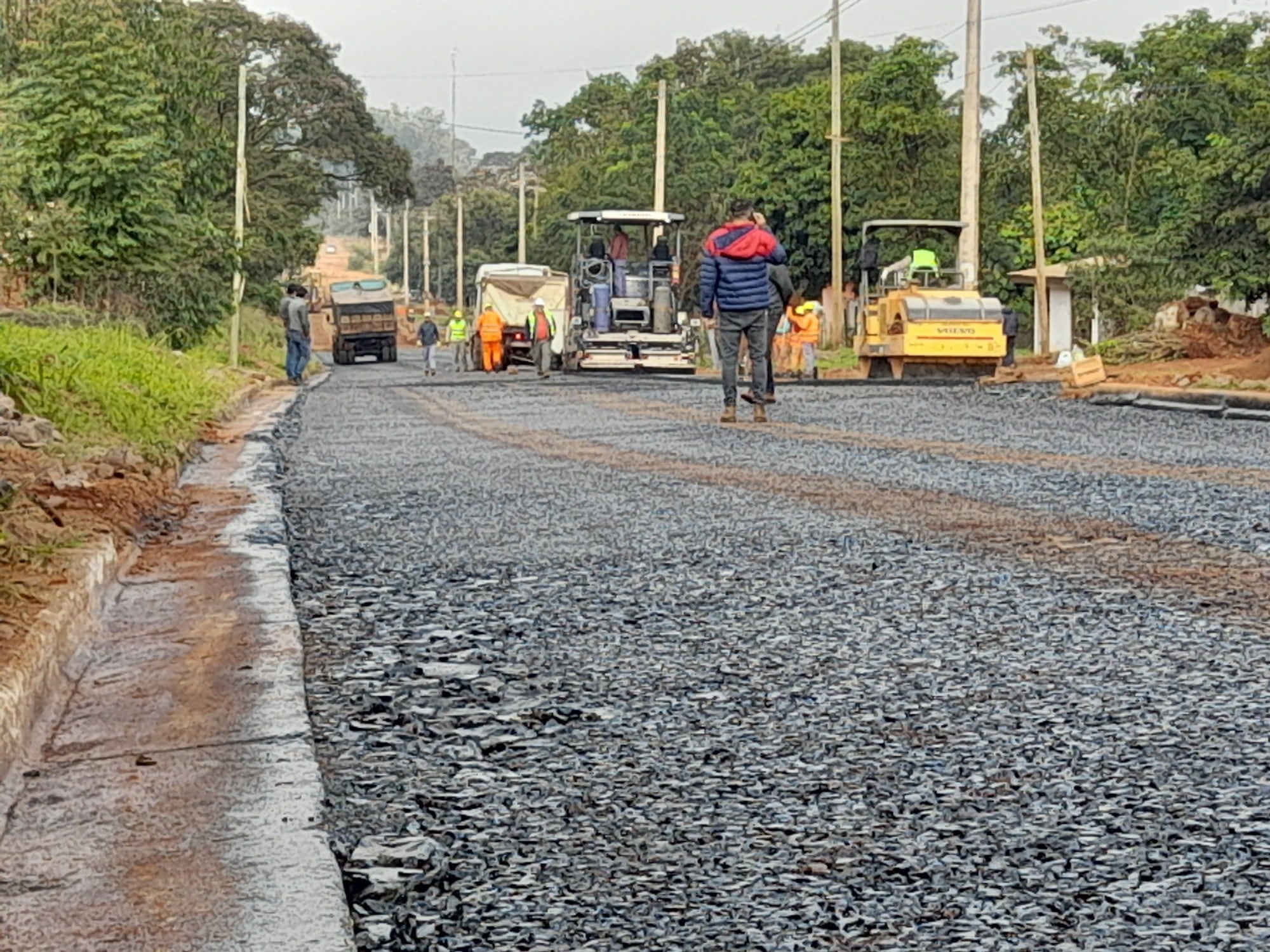 Continúan las labores de asfaltado en la avenida Libertad.